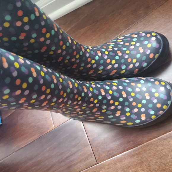 Rain boots size 7 women's polkadot only worn twice - Picture 2 of 5